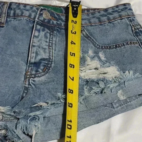 Signature 8 jean shorts - Picture 8 of 10